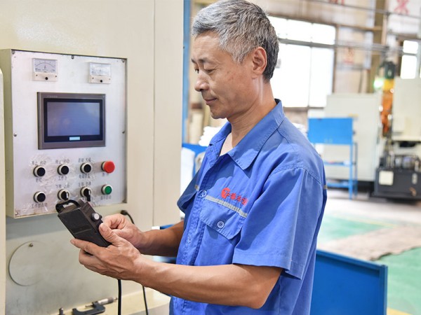 數(shù)控機床工人正在進行操作